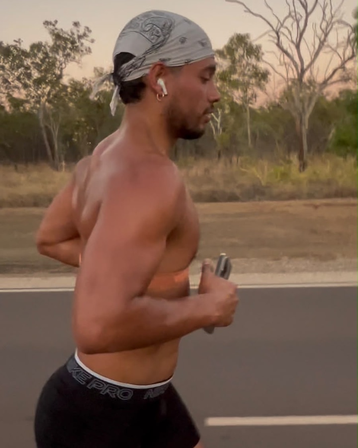 Bruno corre su una strada nell'outback australiano